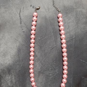 Ružičasta biserna ogrlica