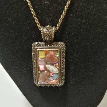 ŠARENA OGRLICA S KAMENČIĆIMA