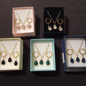 Set kirurški čelik lančić i naušnice sa kristalima u boji, pozlaćeni