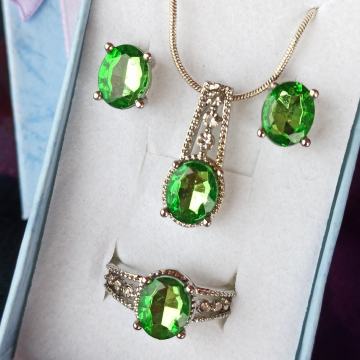 Privjesak, naušnice i prsten