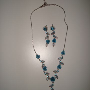 Set ogrlica i naušnice sa cvjetičima plave boje