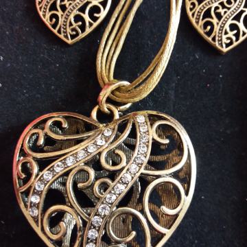 SET OGRLICA I NAUŠNICE