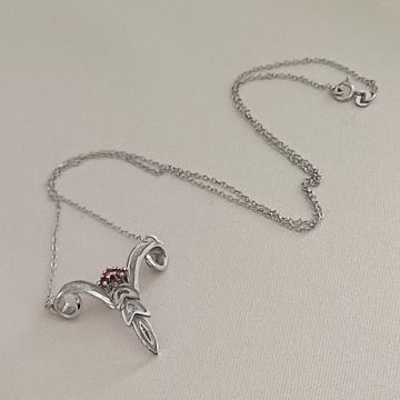 srebrna ogrlica i privjesak