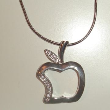 Srebrna ogrlica, privjesak jabuka, 925 srebro