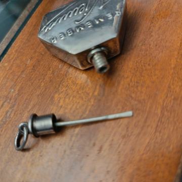 srebrna posufa za parfem