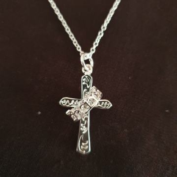 Srebrni lančić, križ s krunom