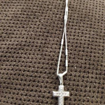 Srebrni lančić sa Krizem sa cirkonima 925. Novo