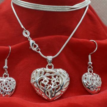 LANČIĆ S PRIVJESKOM SRCA, NAUŠNICE I NARUKVICA
