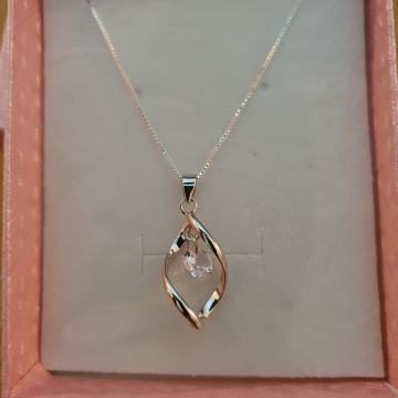 Srebrni lančić sa prozirnim kamenom, 925