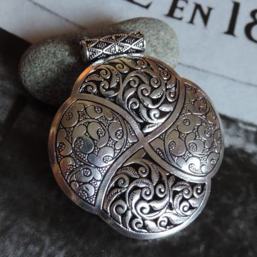 Srebrni privjesak s ornamentima