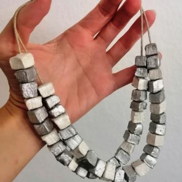 Srebrno bijela unikat ogrlica - ručni rad