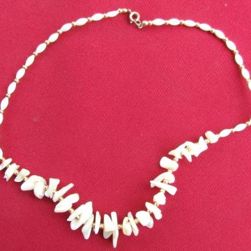 Stara ogrlica od bijelih koralja