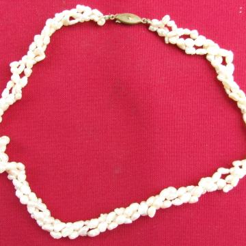 Stara ogrlica od neobrađenih riječnih bisera