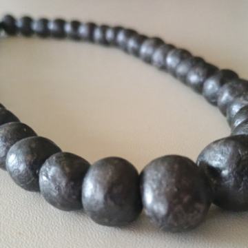 Tamno srebrna ogrlica na kuglice