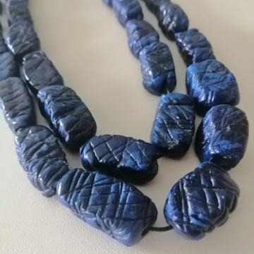 Unikat rezbarena tamnoplava ogrlica