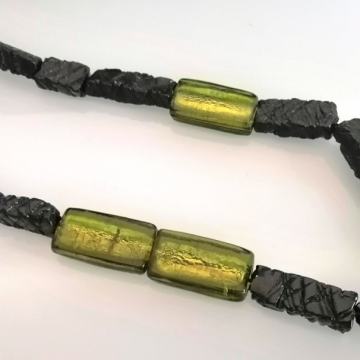 Unikat crno zelena ogrlica sa staklenim detaljima