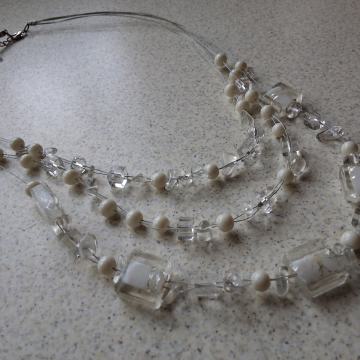 Unikatna ogrlica, bijela u slojevima.