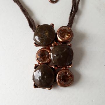 Unikatna smeđa ogrlica.