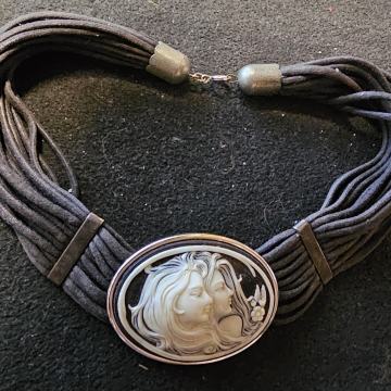 VINTIĐ ogrlica sa K AMEOM - dvije sestre