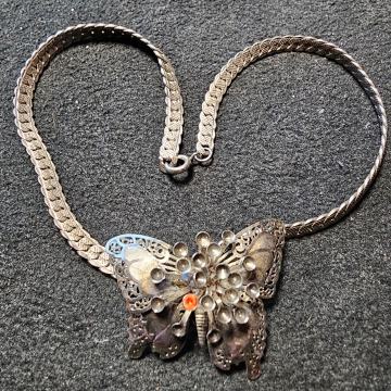 VINTIĐ OGRLICA SA LEPTIROM