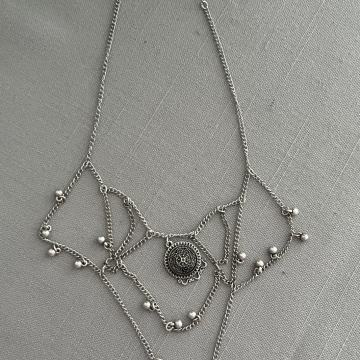 Zara bogati choker sa medaljonom