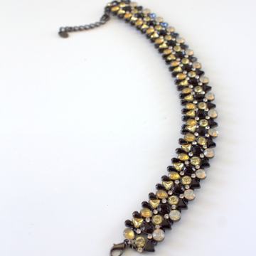 Zara choker ogrlica s ukrasnim kamenčićima