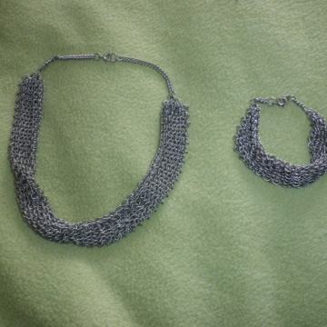 ŽENSKA METALNA NARUKVICA I OGRLICA KOMPLET