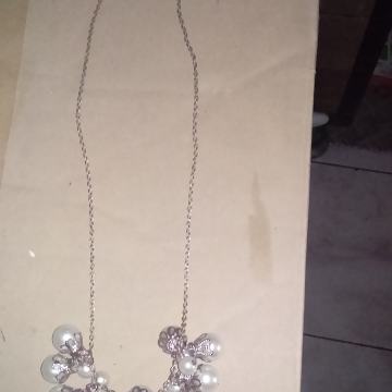 Ženska biserna ogrlica