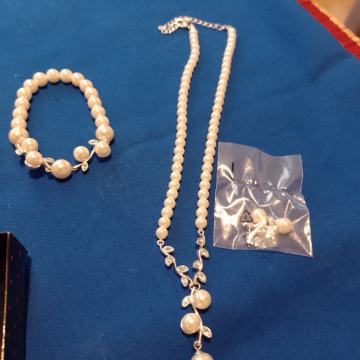 Zenski komplet ogrlica, naušnice i narukvica.