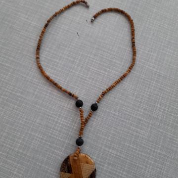 ženski lančić s brosem