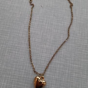 ženski lančićs medaljon srca