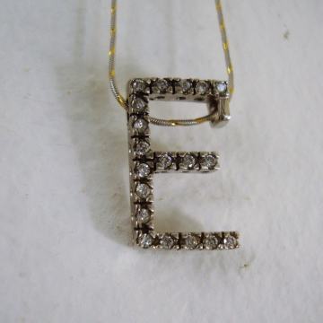 ZLATNA OGRLICA  i PRIVJESAK Slovo E 585 BIJELO I ŽUTO ZLATO 14K MIDAS