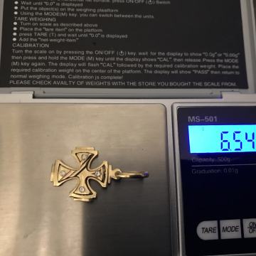 Zlatni kriz sa dijamantima