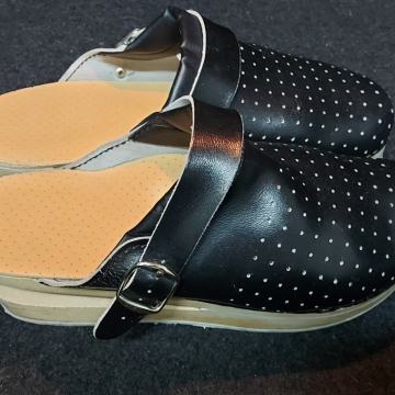 Klompe Kopitarna 40 crne s oprugom