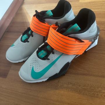 Prodajem Nike Savaleos 45 broj