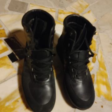 Prodajem original Borovo crne kožne gojzerice