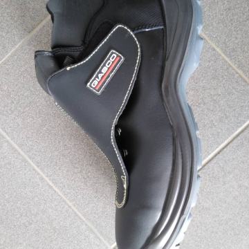 Prodajem zaštitne varilačke cipele