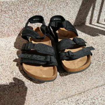 SANDALE BROJ 45 NOVE