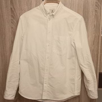 18 komada razne odjeće (košulje, majice i hlače) za odraslog muškarca