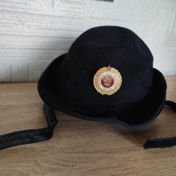 Vatrogasni sesir sa metalnom oznakom