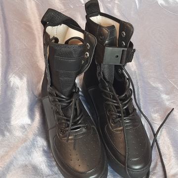 Nove čizme na vezanje