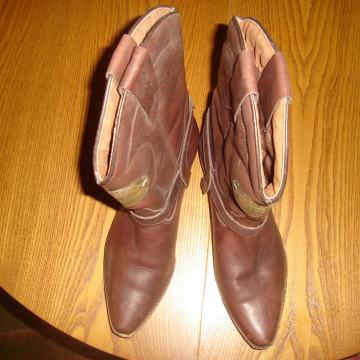 prodajem čizme,kaubojke,nenošene