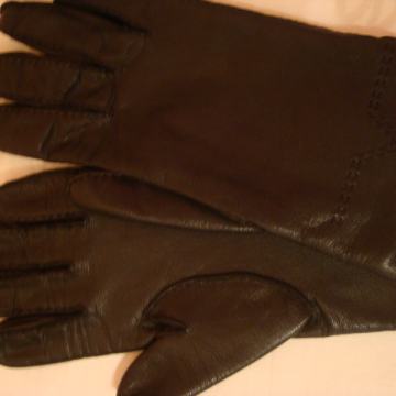 nove kožne rukavice