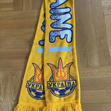 Šal sa natpisom UKRAJINA