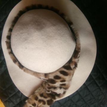 Topli i udobno meki i lagan šešir s pravim krznom