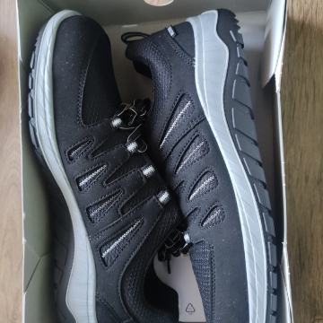 Muške  radne cipele br 43 cijena 40 eura  i br 44 cijena 40 eura.