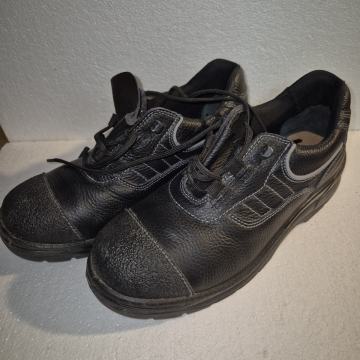 Radne cipele, niske VIKO br. 41, NOVO