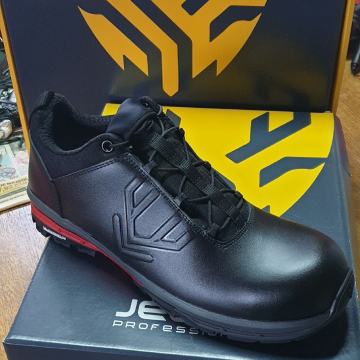 Više vrsta radnih cipela 42, jelen