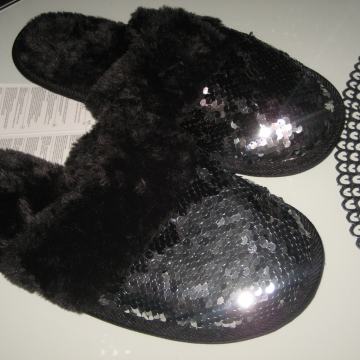 NOVE CRNE PAPUČE S LJUSKICAMA VEL. 38/39