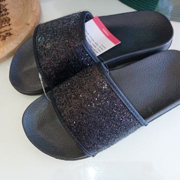 CRNE PAPUČE NATIKAČE S ŠLJOKICAMA vel.38 I VEL.37 - NOVO